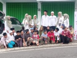 Berkah Ramadhan Puluhan Siswa SDN 01 Argotirto Bagikan Takjil Bagi Para Pengendara