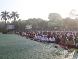 Ribuan Warga Sambut Idul Fitri dengan Salat Berjamaah di Halaman Polres Malang