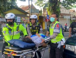 Tim Reaksi Cepat Polres Malang Evakuasi Warga Sesak Nafas Saat Mudik Lebaran