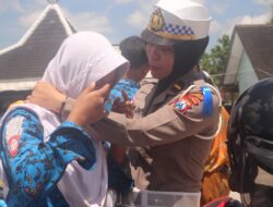 Takut Ketilang, Siswi SMP Banyuwangi Pilih Menangis dan Dipeluk Kanit Lantas