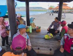 Wujudkan Ketahanan Pangan, Kapolsek Gilimanuk Jalin Komunikasi dengan Pedagang Asongan Pelabuhan melalui Program “Jumat Curhat”