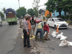  Jelang Nataru, Polres Pasuruan Mitigasi Jalur Surabaya-Malang, Tambal Jalan Berlubang*