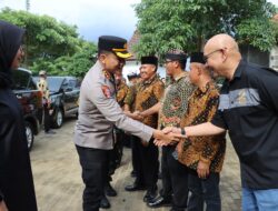 Kapolresta Banyuwangi bersama Forkopimda serta PT. BSI salurkan Bantuan Paket Sembako Dampak Bencana Banjir*