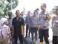  Polres Situbondo Gelar Bakti Sosial Bersihkan Material Pasca Banjir di Kecamatan Kendit*