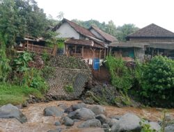Dua Rumah Warga Longsor Akibat Hujan Deras di Dusun Krajan Desa Wringin Anom Kecamatan Kuripan Probolinggo