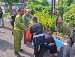 Kompak, Polres Pasuruan Kota Bersih – bersih Sampah Bersama Ratusan Pesilat dari Berbagai Perguruan*    KOTA PASURUAN – Polres Pasuruan Kota Polda Jatim bersama Insan Pencak Silat se-Kota Pasuruan menggelar kegiatan kerja bhakti sosial.  Kegiatan dengan mengangkat tema “Pesilat Adalah Insan Yang Berbudi Pekerti Luhur” itu dilakukan dengan membersihkan sampah di sepanjang Jalan Gajahmada, Jalan Erlangga, dan Jalan Panglima Sudirman. Minggu (16/2/2025).  Kerja Bakti diikuti oleh perwakilan dari berbagai perguruan silat, seperti Persinas Asad P. Tri, Ketua PSHT Cabang Kota Pasuruan Adi Satupan, Ketua Perguruan Ciung Elang Masrukhin, Ketua Perguruan Pencak Organisasi Eki, dan sekitar 300 peserta lainnya.  Kegiatan ini dihadiri oleh Waka Polres Pasuruan Kota Kompol Andria Diana Putra, Kabag OPS Polres Pasuruan Kota Kompol Miftaful Mbk, Kasat Intelkam Polres Pasuruan Kota AKP Pujiyono, serta 30 personel pengamanan Polres Pasuruan Kota.   Kabag Ops Polres Pasuruan Kota Kompol Miftahul mengatakan kegiatan ini untuk mempererat tali silaturahmi, sinergisitas, dan kekompakan.  Bukan hanya antara Polres Pasuruan Kota dengan insan pencak silat se-Kota Pasuruan, tetapi juga kekompakan antar-perguruan silat.  “Kami mengajak seluruh perguruan silat yang berada di Kota Pasuruan untuk tetap menjaga kekompakan antar-perguruan silat, menjaga koordinasi dan komunikasi yang baik, dan tidak mudah terprovokasi berita hoaks yang bisa memecah belah persatuan,” ujarnya, Minggu (16/2/2025).  Setelah kegiatan bersih-bersih itu, seluruh peserta mengikuti acara ramah tamah dan makan bareng di halaman Polres Pasuruan Kota.  Ketua PSHT Cabang Kota Pasuruan, Adi Satupan menyampaikan rasa terima kasih kepada Polres Pasuruan Kota yang telah mengadakan acara kerja bakti.  “Terima kasih kepada Kapolres Pasuruan Kota yang sudah memberi keamanan dalam berjalannya kegiatan dan terima kasih juga kepada perguruan silat lainnya yang sudah ikut hadir dalam kegiatan kerja bhakti ini,” terang Adi.   Dengan adanya sinergitas antara Polres Pasuruan Kota dan Insan Pencak Silat, diharapkan keamanan dan ketertiban masyarakat (kamtibmas) di wilayah hukum Polres Pasuruan Kota Polda Jatim dapat terus terjaga.(Gus/team)