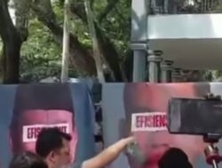 MASA LAKUKAN AKSI BAKAR BAN DAN POSTER PRABOWO -GIBRAN DI DEPAN GERBANG DPRD KOTA MALANG B
