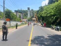 Kapolres Probolinggo Pastikan Penyebab Jatuhnya Batu Besar di Jalur Pantura Paiton