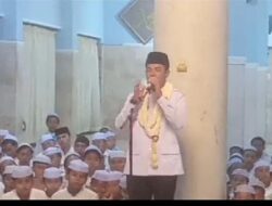 Kedatangan Gus Haris Disambut Ribuan Santri Ponpes Genggong, Rela Basah Kuyup di Tengah Hujan