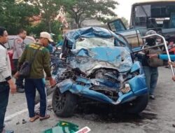 Tragedi di Gresik: Mobil Pengantar Jemaah Umrah Tabrakan dengan Bus, 7 Orang Tewas