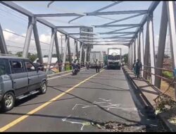 Lubang di Jembatan Pajarakan Sebabkan Kemacetan Panjang di Jalur Pantura Probolinggo