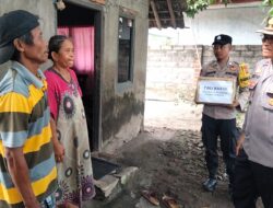 Kapolsek Gilimanuk Salurkan Bantuan Sembako kepada Warga Kurang Mampu di Lingkungan Arum Timur