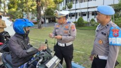 Polres Probolinggo Bagikan Hadiah untuk Pengendara Tertib di Jalan Raya Operasi Patuh Semeru 2025 Tak Hanya Menilang, Tapi Juga Mengapresiasi