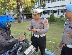 Polres Probolinggo Bagikan Hadiah untuk Pengendara Tertib di Jalan Raya Operasi Patuh Semeru 2025 Tak Hanya Menilang, Tapi Juga Mengapresiasi
