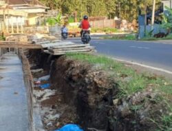 Lambannya Pengerjaan Proyek Drainase di Utara SPBU Bantur, Lansia Terpeleset ke Dalam Galian