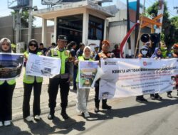 Sambut HUT ke-80 RI, KAI Daop 7 Madiun Gelar Sosialisasi Keselamatan Perjalanan KA — Ajak Masyarakat “Merdeka dan Selamat” di Perlintasan