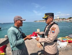 Kapolres Probolinggo Bagikan Bendera Merah Putih Ke Warga Nelayan Gili Ketapang Sambut HUT RI ke 80