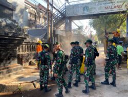 Prajurit TNI (Divif 2 Kostrad) dan Warga Bersatu Bersihkan Kota Pasca Unjuk Rasa