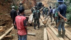 Satgas TMMD ke-126 dan Warga Desa Kute Keramil Bahu Membahu Wujudkan Infrastruktur Desa