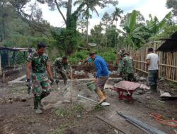 Kemanunggalan TNI dan Rakyat Terlihat di Pembangunan RTLH Desa Roteh