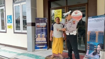 Humanis Pelayanan, Polantas Polresta Banyuwangi Menyapa Warga di Samsat Benculuk