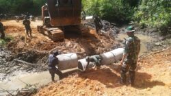 Pemasangan Gorong-gorong Program TMMD ke 126 Harus Bergelut Dengan Lumpur