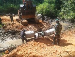 Pemasangan Gorong-gorong Program TMMD ke 126 Harus Bergelut Dengan Lumpur