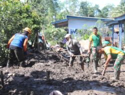 *Prajurit TNI dan relawan masih berjibaku dengan lumpur*