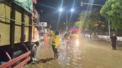 Kapolresta Banyuwangi bersama Statekholder dan Warga Bersihkan Drainase dan Atur Lalu Lintas di Lokasi Banjir*