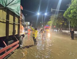 Kapolresta Banyuwangi bersama Statekholder dan Warga Bersihkan Drainase dan Atur Lalu Lintas di Lokasi Banjir*