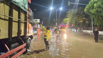 Kapolresta Banyuwangi bersama Statekholder dan Warga Bersihkan Drainase dan Atur Lalu Lintas di Lokasi Banjir*