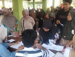 Warga Desa Salebu Antri Menerima Bantuan Beras Dan Minyak Goreng