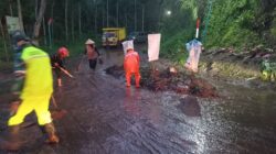 BPBD Tangani Bencana Longsor yang Menutup Akses Jalan di Poncokusumo