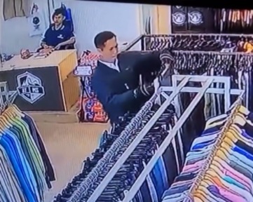 [11.24, 25/12/2025] HADI Wrtawan: Terduga pelaku terekam kamera CCTV.(IG info malangan) [11.26, 25/12/2025] HADI Wrtawan: