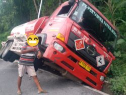 Pengangkut BBM Terperosok di Tikungan, Diduga Sopir Lalai