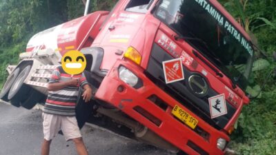 Pengangkut BBM Terperosok di Tikungan, Diduga Sopir Lalai