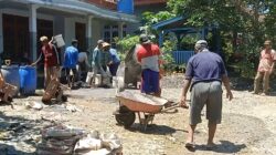 Empat RT di Sumberbening Gotong Royong Bangun Jalan Rabat Beton Secara Swadaya, Warga Soroti Janji Desa
