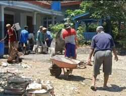 Empat RT di Sumberbening Gotong Royong Bangun Jalan Rabat Beton Secara Swadaya, Warga Soroti Janji Desa