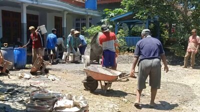 Empat RT di Sumberbening Gotong Royong Bangun Jalan Rabat Beton Secara Swadaya, Warga Soroti Janji Desa