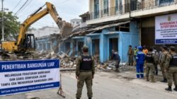Satpol PP Banjarmasin Bongkar Kios Tanpa Izin di Gatot Subroto