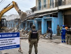 Satpol PP Banjarmasin Bongkar Kios Tanpa Izin di Gatot Subroto